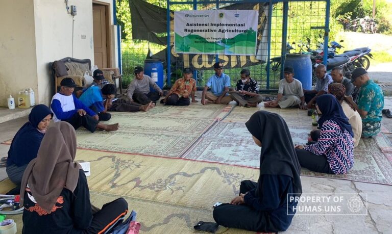 Miliki Banyak Manfaat, Tim MBKM UNS Melatih Petani di Desa Wangen, Klaten Membuat Asap Sekam Cair