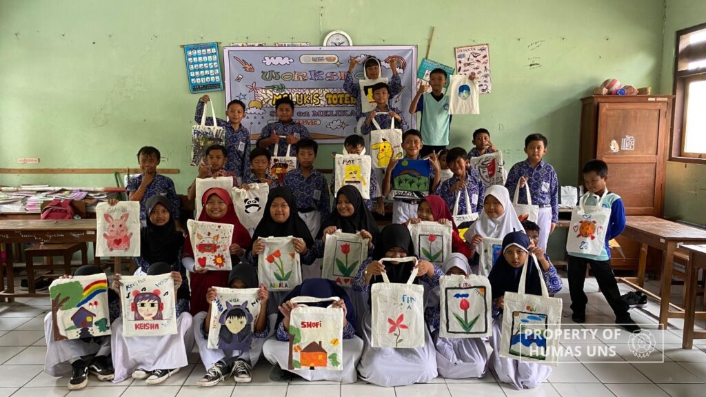 Tingkatkan Kreativitas, Tim MBKM UNS di Desa Melikan, Klaten Ajak Melalui Siswa Workshop Melukis Totebag