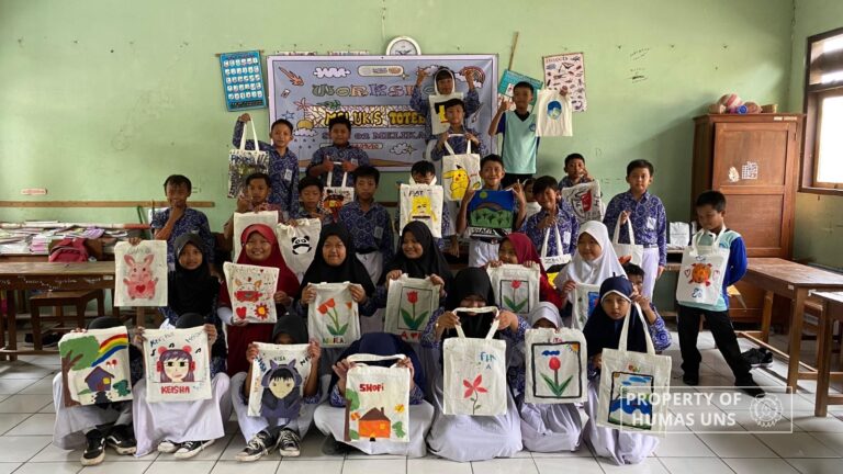Tingkatkan Kreativitas, Tim MBKM UNS di Desa Melikan, Klaten Ajak Melalui Siswa Workshop Melukis Totebag
