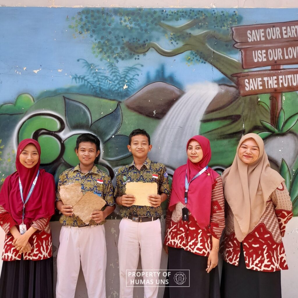 Kelompok Asistensi Mengajar Hibah MBKM UNS Kenalkan Pembuatan Kertas dari Pelepah Pisang