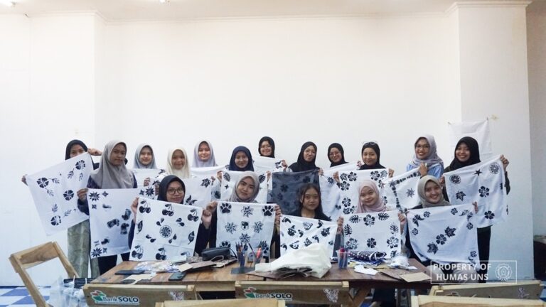 Kelompok MBKM UNS Gelar Eksplorasi Seni Grafis Cetak Tinggi dengan Art Class “Linocut on Scarf”