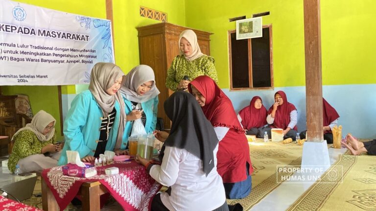 Prodi D-3 Farmasi UNS Gelar Pelatihan Pembuatan Lulur Tradisional dari TOGA