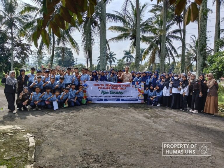 Tim Mahasiswa MBKM UNS Ajak Siswa SMP Praktik Penanaman Selada dan Hidroponik