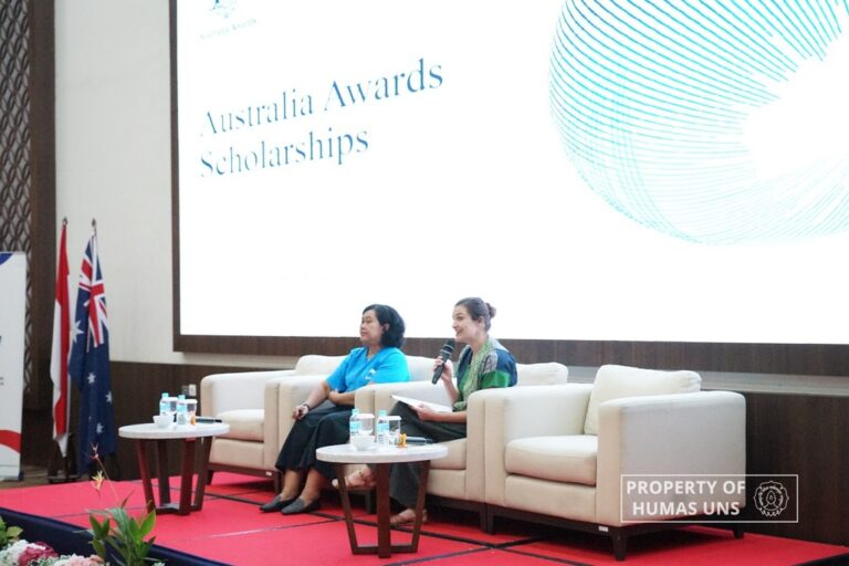 UNS – Universitas Sebelas Maret (UNS) Surakarta bersama Konsulat Jenderal (Konjen) Australia Surabaya menyelenggarakan acara #AussieBanget University Roadshow, Senin (362024). Kegiatan yang dihadiri mahasiswa dan umum ini berlangsung di Ballroom UNS Tower. Rangkaian acara #AussieBanget University Roadshow terdiri dari sosialisasi Australia Awards Scholarship (AAS), penandatanganan Memorandum of Arrangement (MoA), serta diskusi panelis. Sosialisasi AAS di UNS menjadi magnet tersendiri bagi peserta kegiatan. Beasiswa selalu memiliki peminat yang besar, terutama bagi seseorang yang ingin melanjutkan studinya. AAS sendiri merupakan salah satu jenis beasiswa yang dimiliki program Australia Award. Program ini memberikan kesempatan kepada warga negara dari negara-negara peserta seperti Asia, Pasifik, Timur Tengah dan Afrika untuk melanjutkan studi di perguruan tinggi-perguruan tinggi di Australia. Program Australia Awards di Indonesia mengusung tradisi pemberian beasiswa yang telah ditawarkan oleh Pemerintah Australia selama lebih dari 60 tahun. Tujuan Australia Awards di Indonesia adalah untuk meningkatkan pembangunan Indonesia melalui kontribusi para profesional yang berkualifikasi internasional dan hubungan yang kuat dan positif dengan Australia. Sejak tahun 1953, lebih dari 9.000 penerima beasiswa asal Indonesia telah belajar di perguruan tinggi Australia melalui studi jangka panjang dan jangka pendek, dan banyak dari mereka yang menduduki posisi kepemimpinan dan memberikan perubahan signifikan terhadap pembangunan Indonesia. Australia Awards di Indonesia menawarkan dua jenis beasiswa, yakni program pascasarjana (Long Term Awards) dan kursus singkat intensif yang disesuaikan (Short Term Awards). Kandidat terpilih akan mendapatkan beasiswa melalui proses seleksi yang kompetitif. Lulusan yang berhasil akan menjadi bagian dari jaringan alumni Australia Awards Global dan Indonesia, yaitu komunitas alumni berpengaruh yang luas dan didukung secara aktif. Wakil Rektor Perencanaan, Kerjasama, Bisnis, dan Inovasi UNS, Prof. Irwan Trinugroho, S.E., M.Sc., Ph.D., mengapresiasi kemitraan antara UNS dan Pemerintah Australia yang diwakili oleh Konsulat Jenderal Australia Surabaya. Kolaborasi ini menandai tonggak penting dalam komitmen bersama kedua belah pihak untuk mendorong pertukaran budaya, pendidikan, dan saling pengertian. “Sebagai permulaan hari ini akan diadakan Sesi Australia Awards dan Diskusi Panel yang melibatkan dua pihak, yakni Indonesia dan Australia. Saya berharap kegiatan ini dapat bermanfaat bagi kemitraan selanjutnya,” ujar Prof. Irwan. Salah satu sesi, yakni Info Session AAS, menyajikan berbagai informasi seputar AAS kepada sivitas akademika UNS. Sesi ini menghadirkan First Secretary Australian Embassy Jakarta, Emily Whelan dan Scholarship Targeting Manager Australia Award Indonesia, Tutik Rahaju. Keduanya menjadi narasumber dalam mengupas informasi beasiswa ini kepada para peserta. Emily Whelan menyampaikan bahwa AAS merupakan sebuah penghargaan internasional bergengsi yang ditawarkan oleh Pemerintah Australia kepada generasi pemimpin global berikutnya untuk memperoleh gelar Master atau Ph.D. dari perguruan tinggi Australia. Beasiswa ini telah menjadi komponen penting dalam program bantuan Pemerintah Australia di Indonesia sejak tahun 1953. Melalui studi, penelitian dan jaringan, penerima beasiswa mengembangkan keterampilan dan pengetahuan untuk mendorong perubahan dan membantu membangun hubungan antar masyarakat yang langgeng dengan Australia. “Beasiswa ini menawarkan berbagai manfaat yang mencakup bahasa Inggris dan dukungan akademis sebelum belajar di Australia. Terdapat pula serangkaian kegiatan pengembangan profesional dan jaringan yang akan memperkaya pengetahuan, pengalaman dan jaringan para sarjana sebelum, selama, dan setelah studi,” jelas Emily Whelan. Tutiek Rahaju menambahkan bahwa AAS juga memiliki tujuan untuk mencapai kesetaraan antara penerima beasiswa perempuan dan laki-laki serta mendorong pelamar dari berbagai latar belakang. Beasiswa ini tersedia bagi seluruh masyarakat Indonesia yang berpotensi memberikan kontribusi positif terhadap pembangunan berkelanjutan di negaranya. Beasiswa ini juga mendukung Kelompok Sasaran Ekuitas, yang bertujuan untuk mengatasi hambatan akses dan mencerminkan prioritas pembangunan kedua pemerintah. Kelompok-kelompok tersebut terdiri dari penyandang disabilitas, perempuan dari latar belakang kurang beruntung, dan mereka yang berasal dari provinsi sasaran pemerataan. “Kalian dapat menemukan informasi seputar Australia Award melalui laman httpswww.australiaawardsindonesia.org. Para pelamar beasiswa akan dinilai berdasarkan kualitas profesional, soft skill, kompetensi akademik, dan potensi mereka untuk memberikan dampak terhadap tantangan pembangunan di Indonesia,” ujar Tutiek. Selain informasi beasiswa, #AussieBanget University Roadshow turut menyajikan diskusi panel yang bekerja sama dengan Foreign Policy Community of Indonesia (FPCI). Sesi ini menghadirkan lebih banyak narasumber yakni Expert Associate, National Security College, Australian National University, Jennifer Parker; I Made Andi Arsana, S.T., M.E., Ph.D. dari Universitas Gadjah Mada (UGM) Yogyakarta; dan Dr. Randhi Satria, S.IP., M.A dari UNS. Diskusi panel dimoderatori oleh Septyanto Galan Prakoso, S.IP., M.Sc. dari Program Studi (Prodi) Hubungan Internasional (HI) Fakultas Ilmu Sosial dan Politik (FISIP) UNS. Humas UNS Reporter R. P. Adji Redaktur Dwi Hastuti