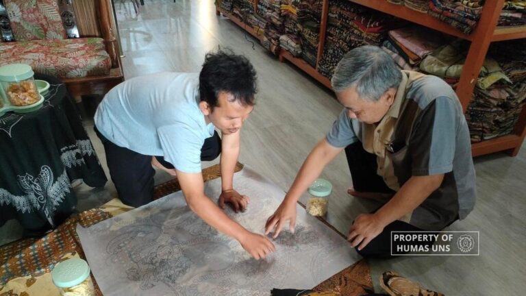 Tingkatkan Mutu Produk, Tim RG FKIP UNS Gelar Pelatihan di Usaha Batik Dewi Ratih Sragen