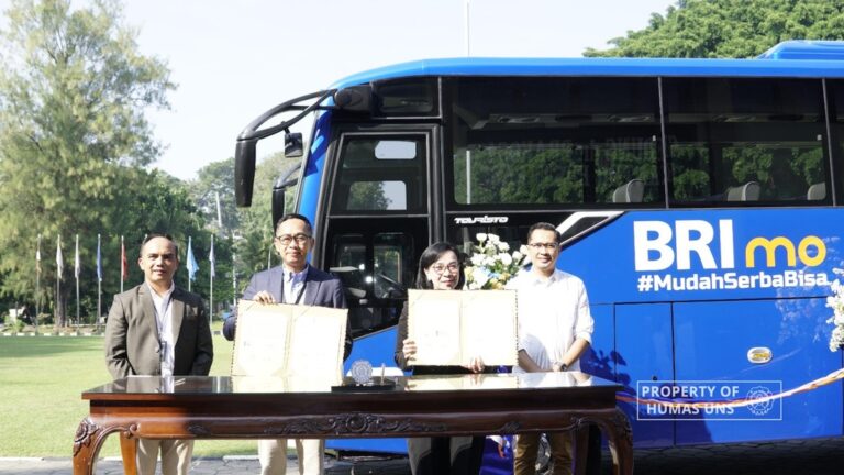 UNS Terima Hibah Satu Unit Bus dari BRI