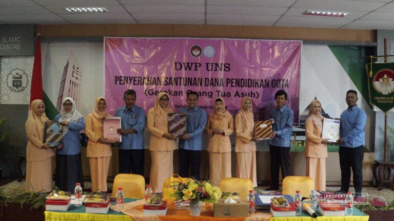 DWP UNS Beri Santunan Dana Pendidikan Gerakan Orang Tua Asuh kepada 173 Anak