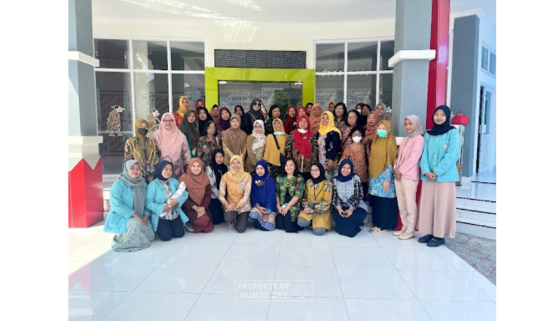 Grup Riset Midwifery UNS Luncurkan Buku Saku bagi Ibu dalam Masa Nifas