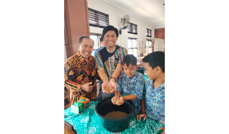 Tim Dosen UNS Sosialisasikan Pengolahan Sampah dengan Maggot untuk Anak SD