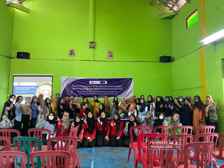 *UNS* – Universitas Sebelas Maret (UNS) Surakarta menerjunkan tim untuk mengikuti proyek kemanusiaan di Kecamatan Jenawi, Kabupaten Karanganyar. Tim tersebut merupakan kumpulan mahasiswa dari Program Studi (Prodi) S-1 Kebidanan Fakultas Kedokteran (FK) yang terdiri dari Yesika Cahya Septiana, Sugiyani, Deandra Sherly, Wahyu Dewi, Salma Ari, Shelly Anggia, Khairunnisa, Annisa Yusri, Nasywa, dan Ilma, serta Koordinator Merdeka Belajar Kampus Merdeka (MBKM) Proyek Kemanusiaan, Dr. Revi Gama Hatta Novika, S.ST., M.Kes. Tim proyek kemanusiaan Kecamatan Jenawi sendiri membawa program berupa pendampingan kepada wanita di usia reproduksi terkait kesadaran melakukan pemeriksaan rutin atau screening kanker serviks dengan tema “Gerakan Peningkatan Kesehatan Reproduksi Wanita dan Sadar Pemeriksaan IVA (Inspeksi Visual Asetat)”. Di mana kanker serviks sendiri merupakan salah satu penyakit berakibat fatal pada wanita. The International Agency for Research on Cancer (IARC) mengestimasikan terdapat 408.661 kasus baru dan sebanyak 242.988 kematian di Indonesia pada 2022. Selain itu, IARC memprediksikan terjadi peningkatan 77 persen kasus kanker pada 2050. Tim secara berkala melakukan pemeriksaan IVA yaitu, metode mudah dan cepat untuk mendeteksi adanya kondisi patologis pada organ kewanitaan. Proyek tersebut berjalan sejak bulan Maret hingga bulan Juni 2024 kemarin. Proyek kemanusiaan ini juga berkolaborasi dengan Puskesmas Jenawi Kabupaten Karanganyar, di bawah koordinasi dengan Bidan Wilayah, Ambar. Tahap awal dari proyek kemanusiaan ini adalah pemberian edukasi secara berkala kepada wanita usia produktif di Kecamatan Jenawi Kabupaten Karanganyar. Tahap tersebut dilakukan dua minggu sekali selama dua bulan keberjalanan proyek.Untuk selanjutnya dilakukan pendaftaran kegiatan pemeriksaan IVA. “Awalnya tim setiap 2 minggu sekali selama 2 bulan datang ke Kecamatan Jenawi untuk pemberian edukasi secara berkala. Kemudian bulan selanjutnya dibuka pendaftaran untuk dilakukan pemeriksaan IVA. Pendaftaran dilakukan karena mahasiswa harus membawa alat dan bahan dari Solo. Pemeriksaan IVA dilakukan dengan kolaborasi antar mahasiswa, bidan, dan dokter,” terang Dr. Revi. Rencana capaian dari proyek kemanusiaan tersebut terbagi menjadi dua, yaitu di bidang akademik dan pengabdian masyarakat. Dimana rencananya, tim akan membuat jurnal akademik yang saat ini sedang dalam proses penyelesaian dan mengenalkan pentingnya pemeriksaan IVA kepada masyarakat, khususnya di Kecamatan Jenawi Kabupaten Karanganyar. “Capaian dari kegiatan tersebut secara akademis adalah proses pembuatan jurnal ilmiah. Sedangkan capaian pengabdian masyarakat berdasar informasi Bidan wilayah Jenawi biasanya masyarakat takut untuk pemeriksaan IVA, ketika puskesmas mengadakan pemeriksaan IVA animo masyarakat yang tertarik tidak lebih dari 5 orang. Setelah dilakukan sosialisasi rutin dari mahasiswa, dalam satu kali pembukaan pendaftaran terdapat 25 orang minimal yang selalu mendaftar. Sehingga dapat disimpulkan bahwa program pendampingan ini berhasil karena terdapat peningkatan kesadaran masyarakat, khususnya wanita, untuk melakukan pemeriksaan IVA sebagai salah satu langkah screening permasalahan reproduksi wanita,” tambah Dr. Revi. Sebagai Koordinator MBKM Proyek Kemanusiaan, Dr. Revi berpesan kepada mahasiswa agar selalu semangat mengaplikasikan keilmuan yang sudah didapat dari kelas ke masyarakat, salah satunya melalui proyek-proyek kemanusiaan. Proyek kemanusiaan sendiri dapat diajukan melalui hibah MBKM universitas yang dibuka setiap tahunnya. *HUMAS UNS* Reporter: Annisa Fakhira Redaktur: Dwi Hastuti