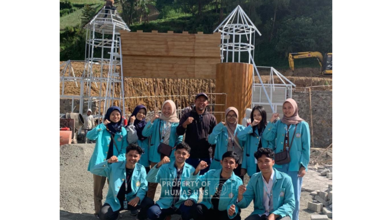 Kelompok KKN UNS Kembangkan Wisata Baru Bukit Mitis di Kecamatan Tawangmangu, Karanganyar