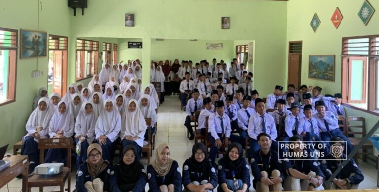 Peningkatan Kesadaran Kebersihan Lingkungan Melalui Program Smart Dustbin oleh KKN 137 UNS