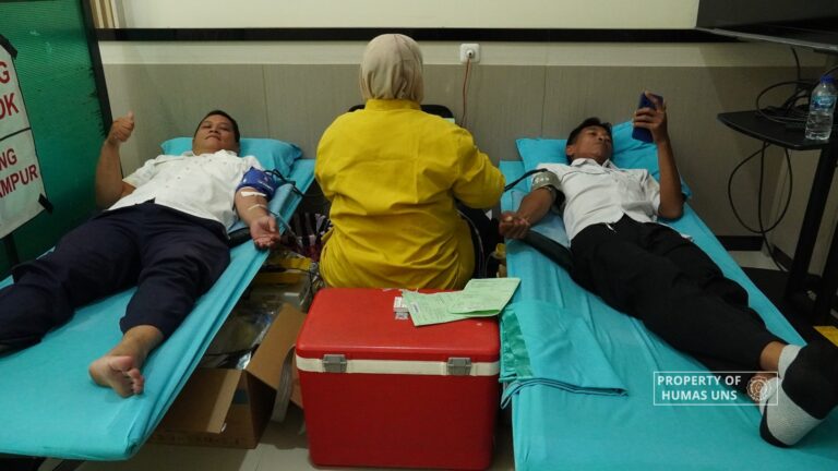 DWP UNS Gelar Donor Darah Bekerja Sama dengan PMI Kota Surakarta