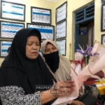Kolaborasikan Teknologi dan Seni, RG OLE Fisika FMIPA UNS Kenalkan Pembuatan Bunga Cahaya dari Limbah Plastik