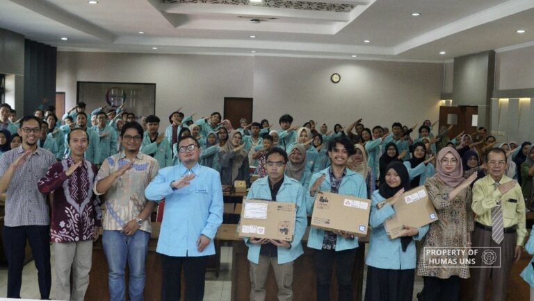 Sebanyak 20 Mahasiswa Disabilitas UNS Peroleh Laptop dari PT Bayan Resources Tbk