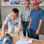 Tim PKM UNS Beri Pelatihan Pengolahan Limbah Genting Menjadi Penutup Dinding Tiga Dimensi
