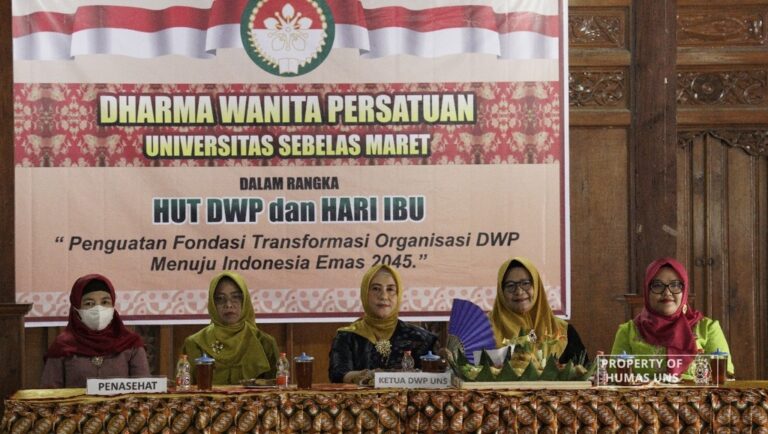 Perayaan HUT ke-25, DWP UNS Gelar Rapat Kerja dan Lomba Menghias Tumpeng
