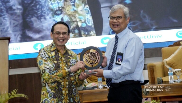 UNS Gandeng OJK Gelar Kuliah Umum Outlook Ekonomi dan Sektor Keuangan 2025