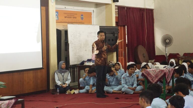 RG Governance and Corporate Finance FEB UNS Gelar Edukasi Keuangan Digital kepada Siswa SMP