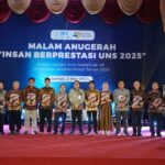 PPID Pelaksana terbaik berfoto bersama insan berprestasi kategori lainnya