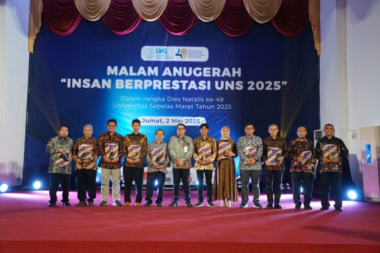 PPID Pelaksana terbaik berfoto bersama insan berprestasi kategori lainnya