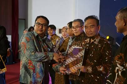 Dekan FK UNS menerima penghargaan Insan Berprestasi UNS kategori PPID Pelaksana terbaik yang diserahkan oleh PPID UNS ex Officio Wakil Rektor Perencanaan, Kerjasama, Internasionalisasi