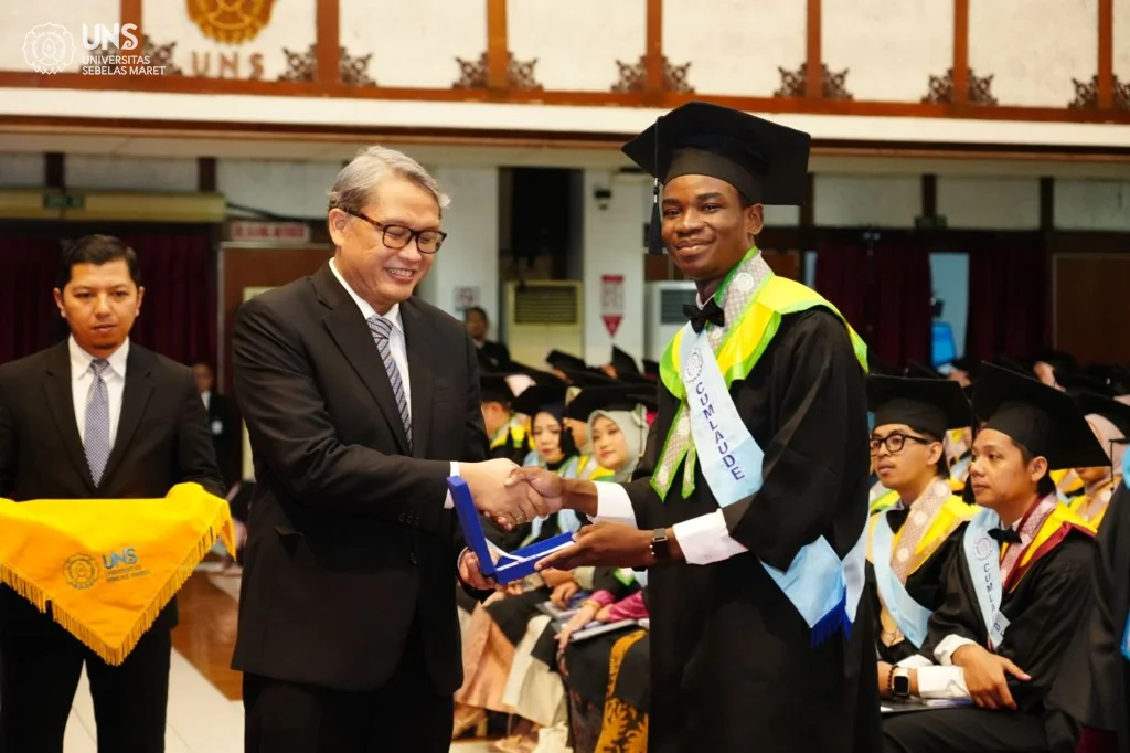 Mustapha, Wisudawan UNS Asal Nigeria: Datang sebagai Tamu, Pulang sebagai Keluarga