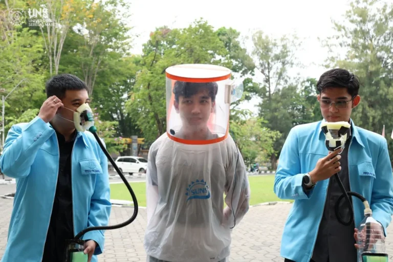 UNS Kenalkan Inovasi APD dan Alat Filtrasi Udara Portabel untuk Wilayah Terdampak Kebakaran