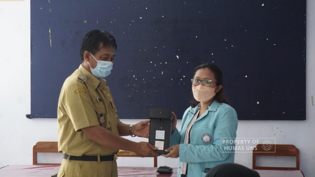 Kelompok 260 KKN UNS Edukasi Covid-19 dari Rumah ke Rumah Hingga Buat Alat Handsanitizer Otomatis