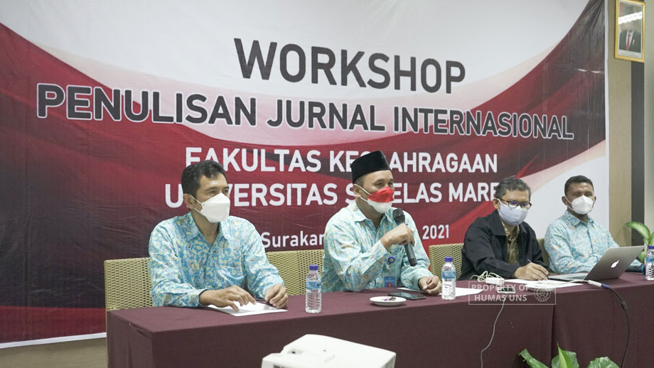 Dekan FKOR UNS Buka Workshop Penulisan Jurnal Internasional