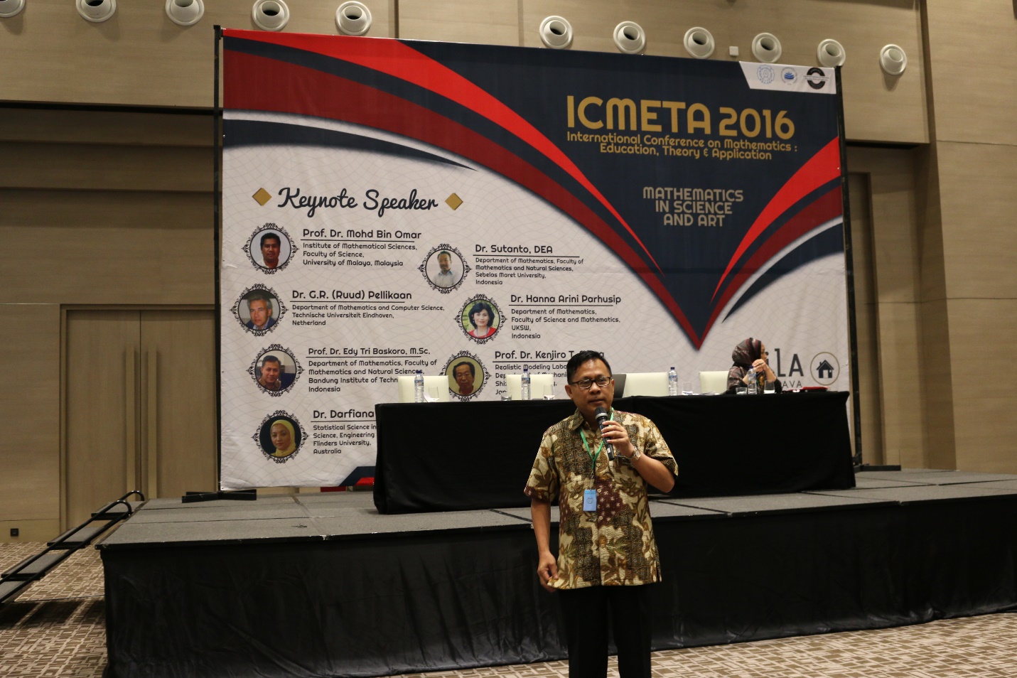 Edy Tri Baskoro memaparkan materi tentang teori Ramsey pada ICMETA 2016, Selasa (6/12/2016) di Hotel Alila, Surakarta.