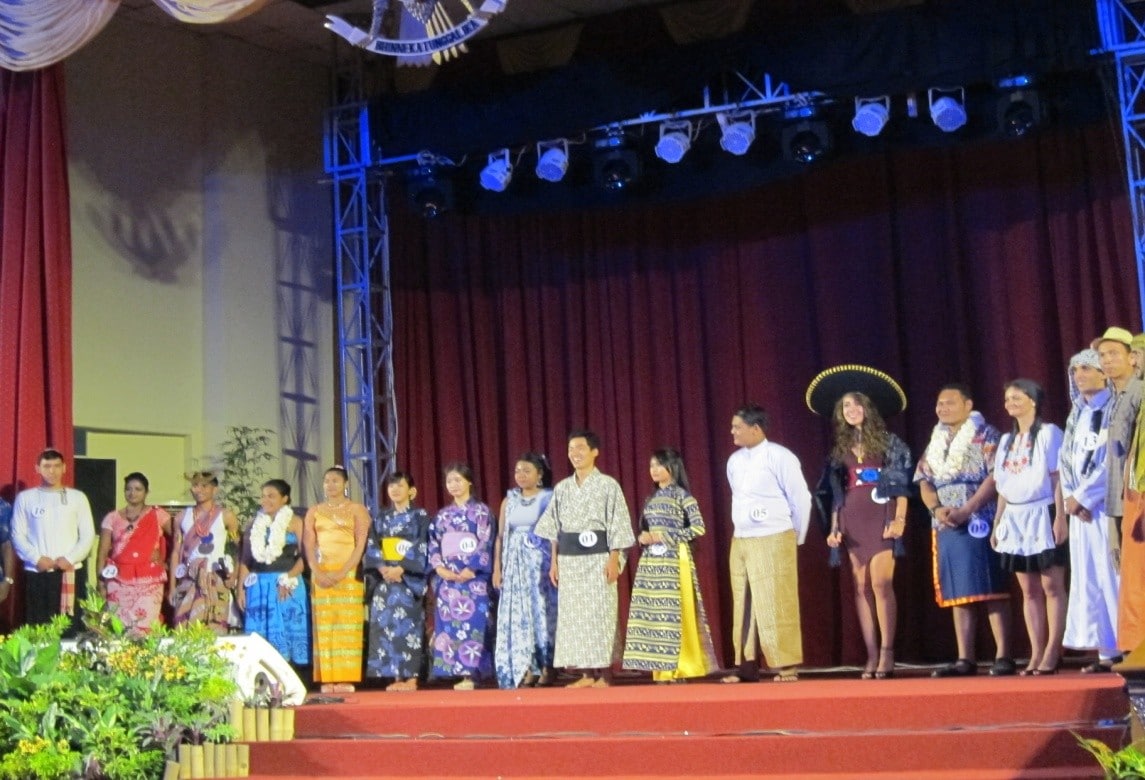 Delegasi dari 10 negara dalam segmen fashion show dengan mengenakan pakaian khas negara masing-masing.