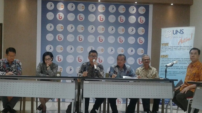Rektor UNS Ravik Karsidi, Subandi bersama pembicara FGD tentang bonus demografi menyampaikan konferensi persnya di Pusdiklat UNS, Sabtu (5/11/2016)