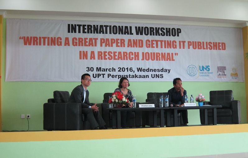 (Dari kiri) Nicholas Pak, Valerie Teng-Broug, dan Taufiq Al Makmun pada workshop bertajuk “Writing a Great Paper and Getting it Published in a Research Journal” Rabu (30/3/2016) bertempat di UPT Perpustakaan UNS.