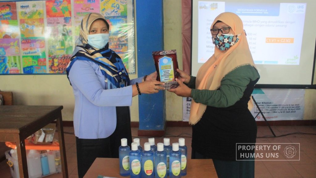 D-3 Farmasi UNS Dampingi Sekolah Produksi Hand Sanitizer Minyak Atsiri Secara Mandiri