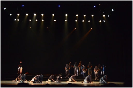 Seniman dan PSM Voca Erudita UNS menampilkan pentas berjudul Tomorrow as Purposed sebagai pembukaan Indonesian Dance Festifal (IDF) 2016 di Teater Besar, Taman Ismail Marzuki, Jakarta.