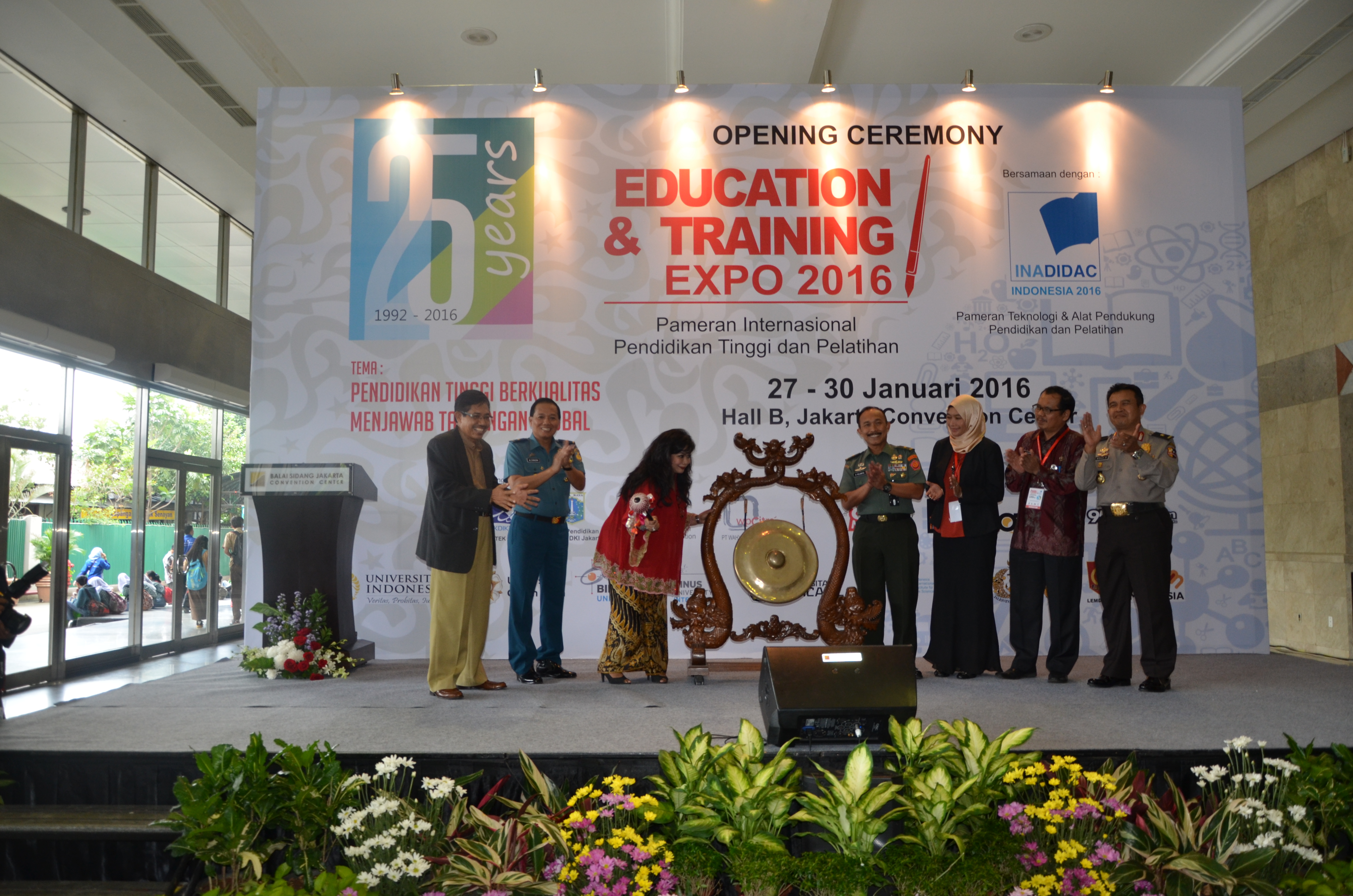 Nada Marsudi pukul gong untuk buka ETE 2016 di JCC Jakarta, Rabu (27/1/2016).