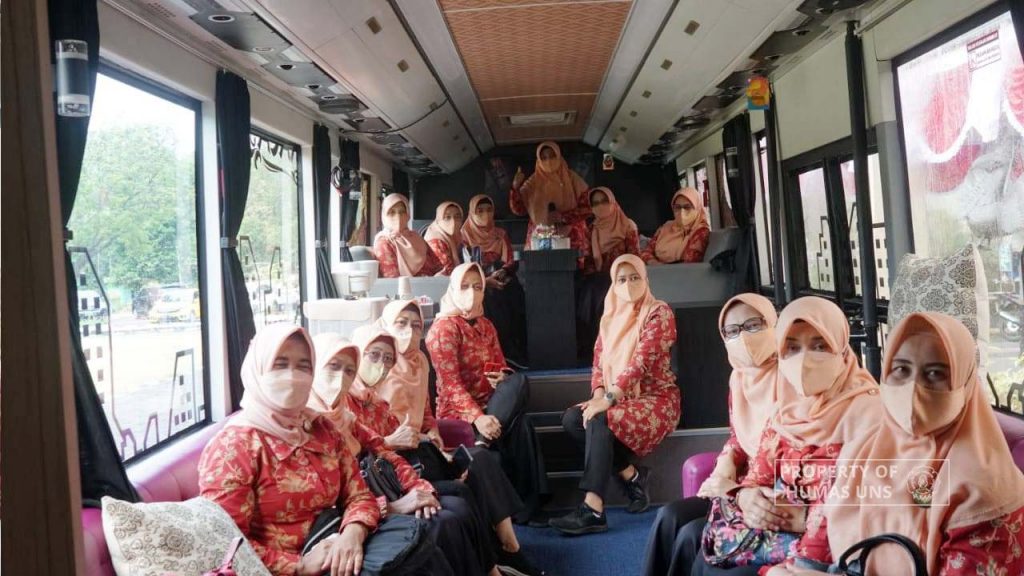 Sambil Keliling Kota Solo, DWP UNS Gelar Rapat di Dalam Bus