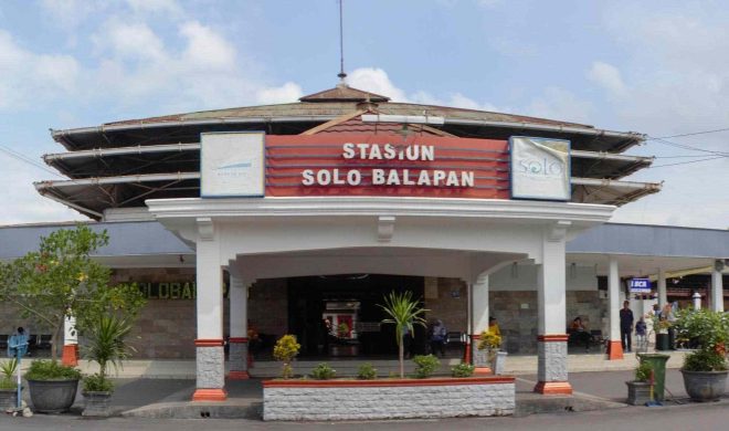 Solo_Balapan_Station_front-1.jpg