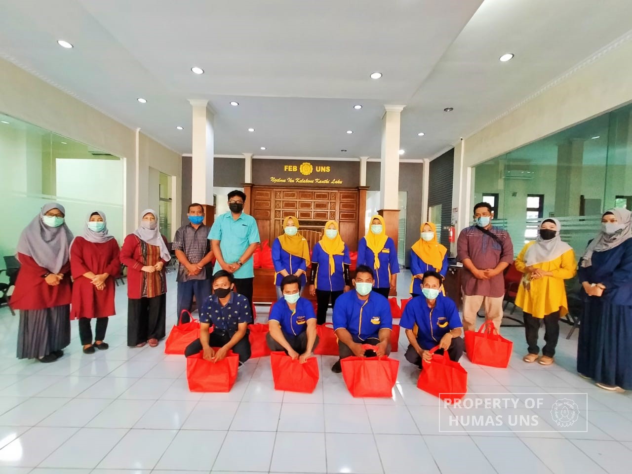 Dharma Wanita Persatuan FEB Bagikan 35 Paket Sembako