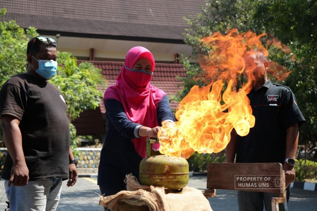 Gandeng CV. Bina Cipta Abadi, FIB UNS Adakan Pelatihan Penanggulangan Kebakaran