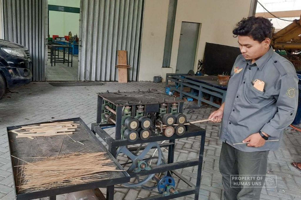 Grup Riset D-3 Teknik Mesin UNS Ciptakan Alat Serut Bambu untuk Produksi Jeruji Bambu Sangkar Burung di Desa Sambi, Sragen