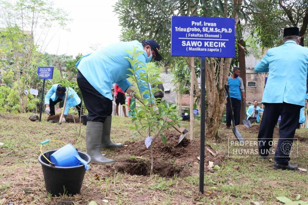 Semarakkan Dies Natalis ke-46, 12 Guru Besar UNS Tanam Pohon Langka